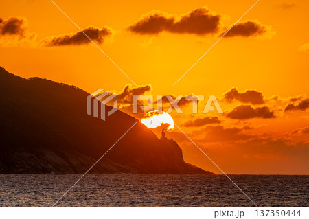 屋久島灯台と夕日　屋久島の夕景(秋 137350444