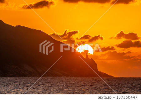 屋久島灯台と夕日　屋久島の夕景(秋 137350447