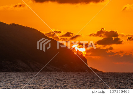 屋久島灯台と夕日　屋久島の夕景(秋 137350463