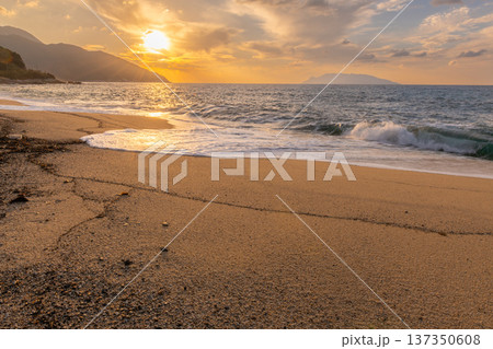 永田いなか浜 海亀産卵地 屋久島の夕景(秋 永田いなか浜 海亀産卵地 屋久島の夕景(秋 137350608