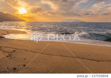 永田いなか浜 海亀産卵地 屋久島の夕景(秋 永田いなか浜 海亀産卵地 屋久島の夕景(秋 137350609
