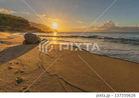 永田いなか浜 海亀産卵地 屋久島の夕景(秋 永田いなか浜 海亀産卵地 屋久島の夕景(秋 137350626
