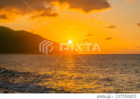 永田いなか浜 夕日 屋久島の夕景(秋 永田いなか浜 夕日 屋久島の夕景(秋 137350833