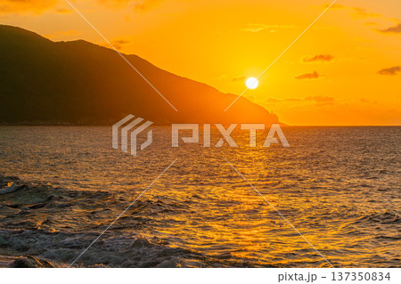 永田いなか浜 夕日 屋久島の夕景(秋 永田いなか浜 夕日 屋久島の夕景(秋 137350834