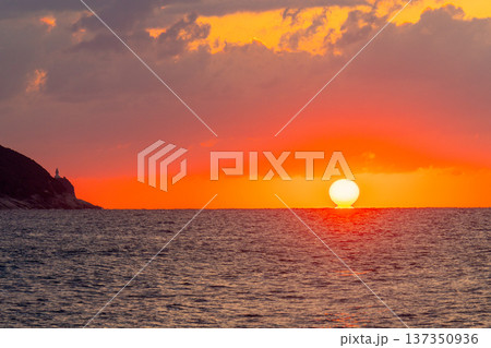 東シナ海に沈む夕日 屋久島の夕景(秋 東シナ海に沈む夕日 屋久島の夕景(秋 137350936