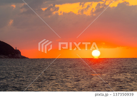 東シナ海に沈む夕日　屋久島の夕景(秋 137350939