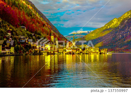 ハルシュタット湖の秋色風景 ハルシュタット湖の秋色風景 137350997