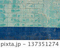 色褪せた緑と青の古いコンクリートブロックの壁 137351274