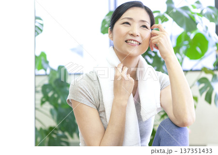 フィットネスジムの床に座る女性 137351433