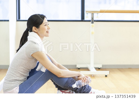 フィットネスジムの床に座る女性 137351439