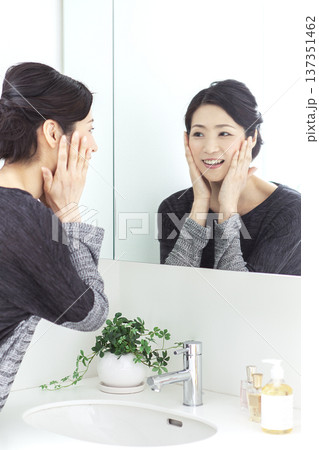鏡をみる中年女性 鏡をみる中年女性 137351462