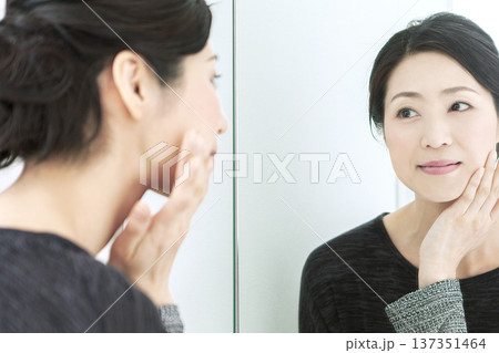 鏡をみる中年女性 鏡をみる中年女性 137351464
