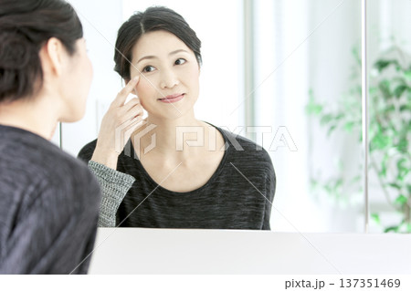 鏡をみる中年女性 鏡をみる中年女性 137351469