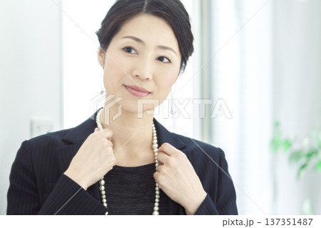 鏡をみる中年女性 鏡をみる中年女性 137351487