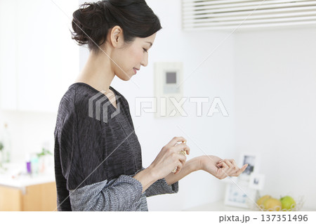 香水をつける女性 137351496