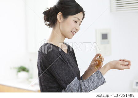 香水をつける女性 137351499