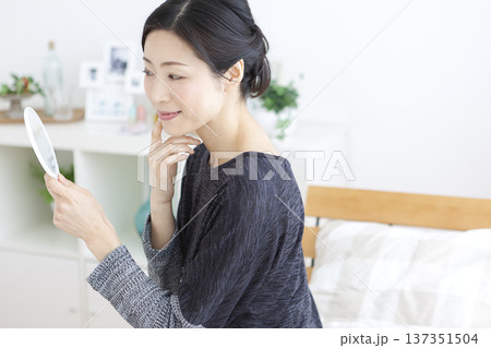 手鏡を見る女性 137351504