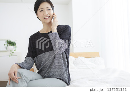 スマートフォンで通話する中年女性 137351521