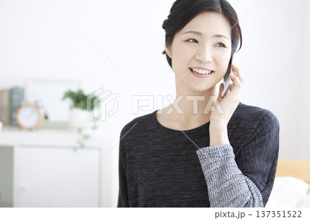 スマートフォンで通話する中年女性 スマートフォンで通話する中年女性 137351522