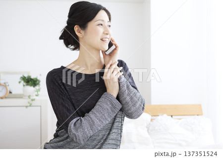 スマートフォンで通話する中年女性 137351524