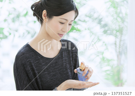 化粧品を持った中年女性 137351527
