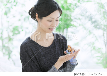 化粧品を持った中年女性 化粧品を持った中年女性 137351528