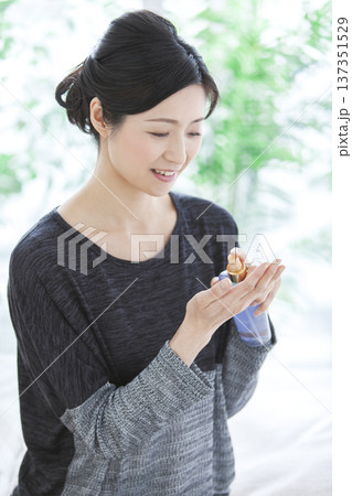 化粧品を持った中年女性 化粧品を持った中年女性 137351529