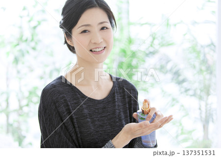 化粧品を持った中年女性 137351531