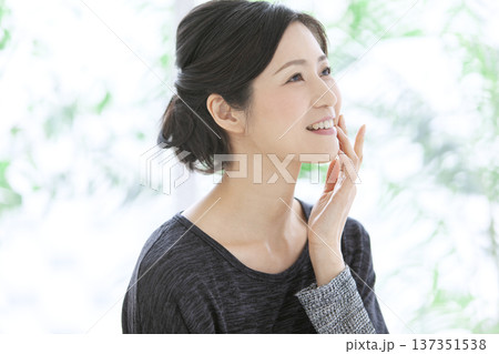 顔に手をあてる中年女性 137351538