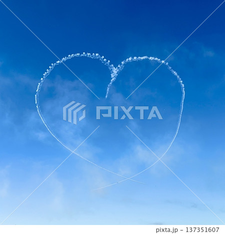 大空にハート 137351607