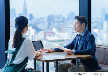店長とミーティングをする飲食店のスタッフ 137351650
