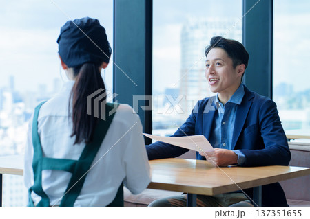 店長とミーティングをする飲食店のスタッフ 137351655