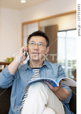 携帯電話で話す中年男性 137351691
