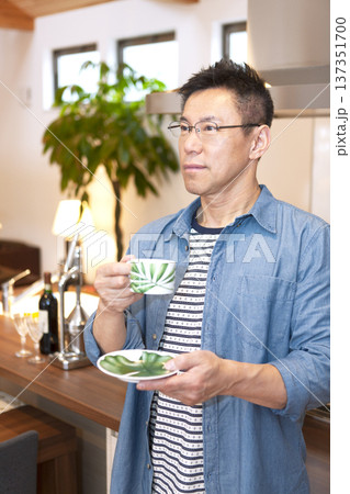 コーヒーを飲む中年男性 コーヒーを飲む中年男性 137351700