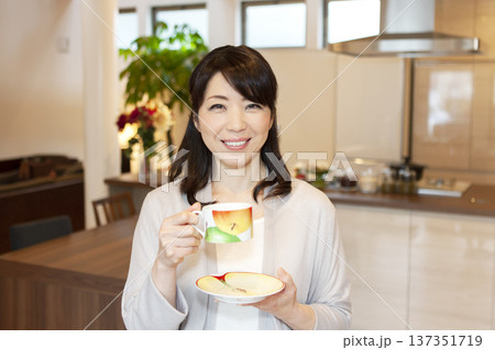 コーヒーを飲む中年女性 コーヒーを飲む中年女性 137351719