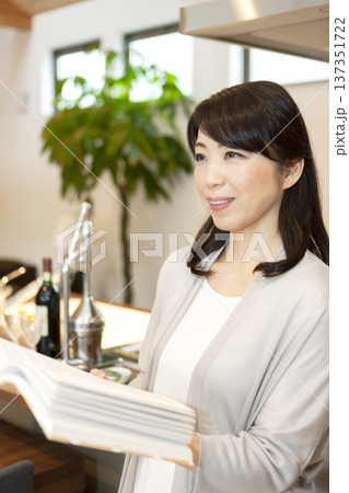 読書をする中年女性 読書をする中年女性 137351722