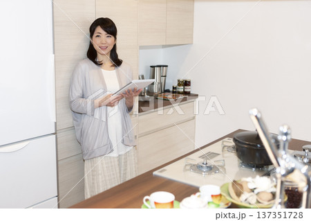タブレットPCを持った中年女性 137351728