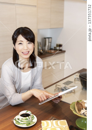 タブレットPCを持った中年女性 137351732