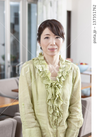 カフェに佇む中年女性 カフェに佇む中年女性 137351762