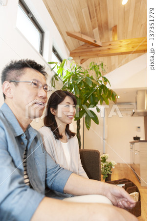 ソファーに座る中年夫婦 ソファーに座る中年夫婦 137351779