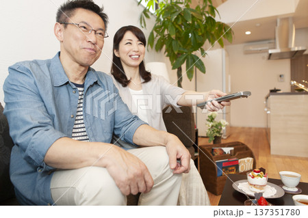 テレビを見る中年夫婦 テレビを見る中年夫婦 137351780