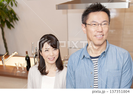 キッチンに佇む中年夫婦 キッチンに佇む中年夫婦 137351804