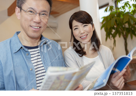 雑誌を見る中年夫婦 雑誌を見る中年夫婦 137351813
