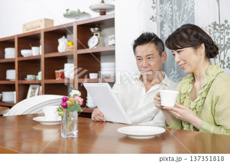 カフェでくつろぐ中年夫婦 カフェでくつろぐ中年夫婦 137351818