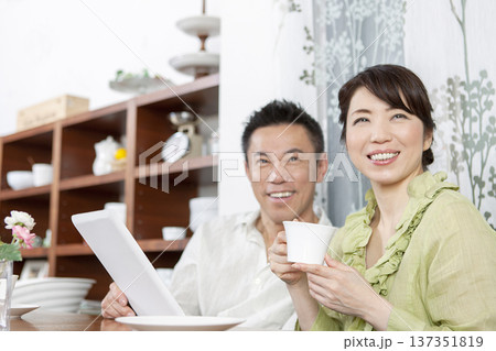カフェでくつろぐ中年夫婦 カフェでくつろぐ中年夫婦 137351819
