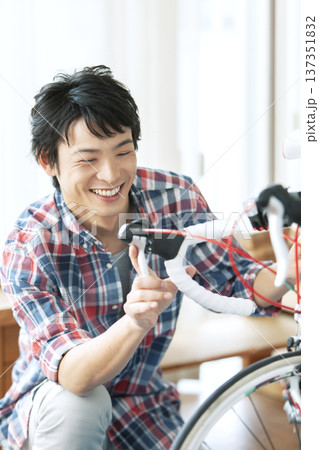 自転車を整備する男性 自転車を整備する男性 137351832