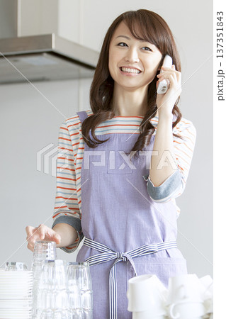 電話をかけるカフェスタッフ 電話をかけるカフェスタッフ 137351843