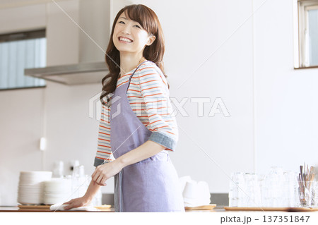 掃除するカフェスタッフ 137351847