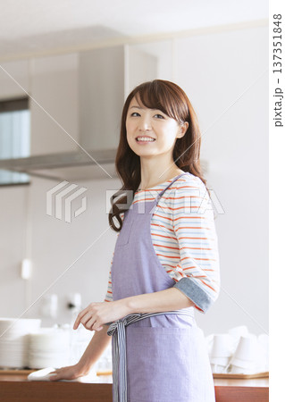 掃除するカフェスタッフ 137351848