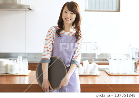 エプロン姿のカフェスタッフ 137351849